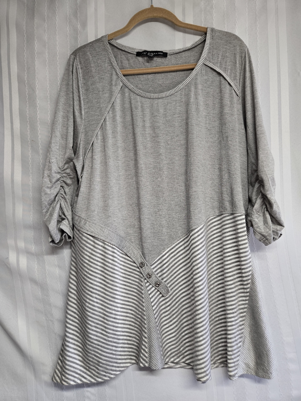 ALAIN WEIZ Light Gray Striped Mix-Media Women's Top SIZE 16